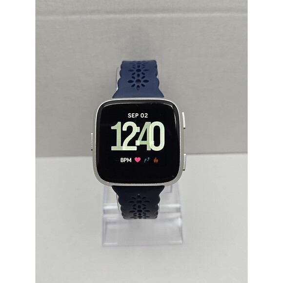 Fitbit Versa FB504 Smartwatch Heart Rate Bluetooth Activity Tracker W Charger - Picture 1 of 11